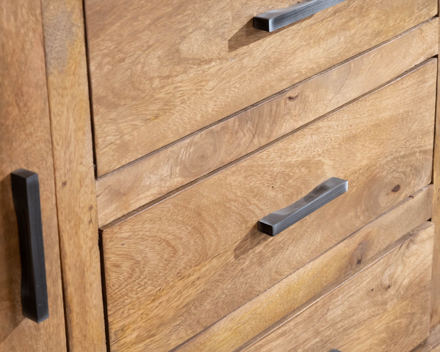 Vaisselier contemporain 180 cm en manguier avec porte centrale vitrée "Presolino"