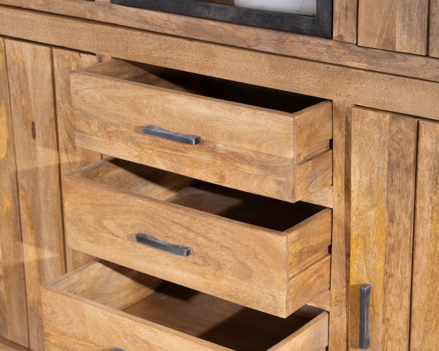 Vaisselier contemporain 180 cm en manguier avec porte centrale vitrée "Presolino"