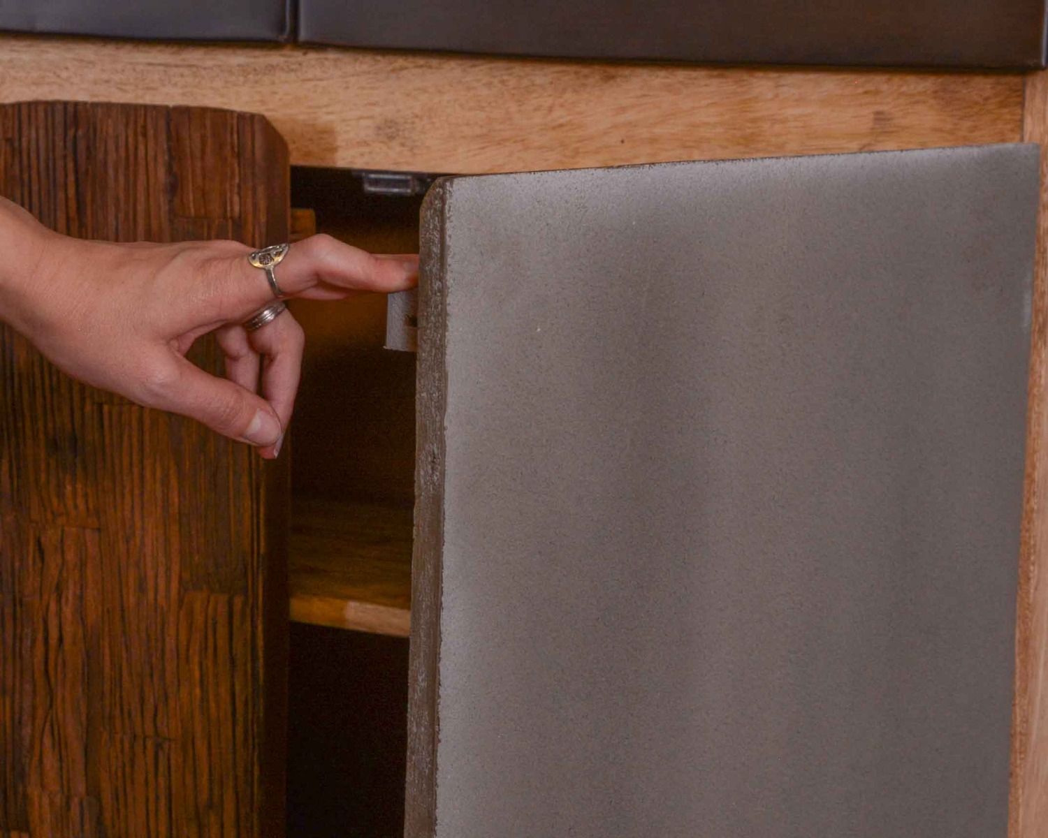 Armoire contemporaine avec LED "Mezzo" en bois métal et ciment