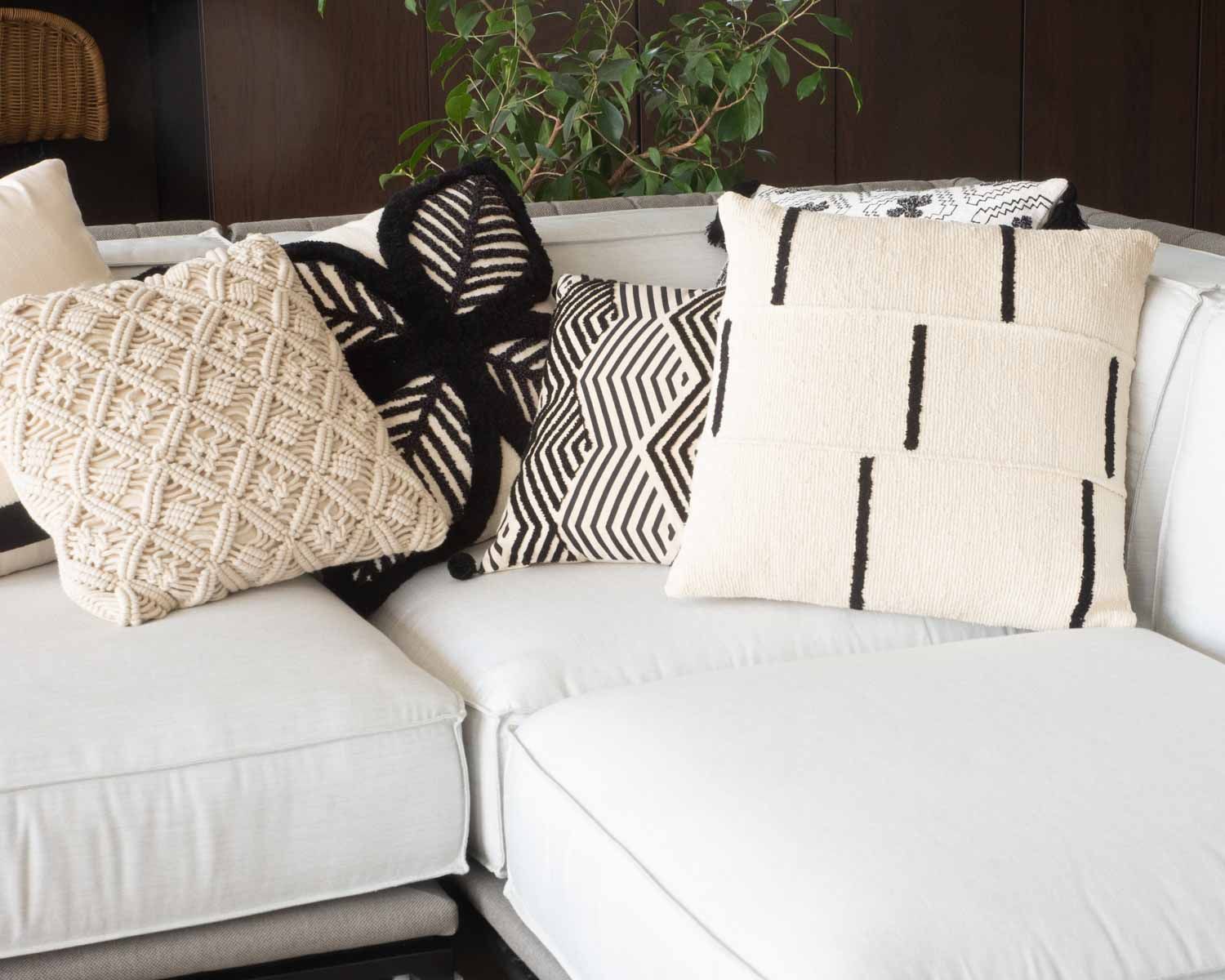 Coussin de canapé blanc cassé et noir "Chart" motif graphique