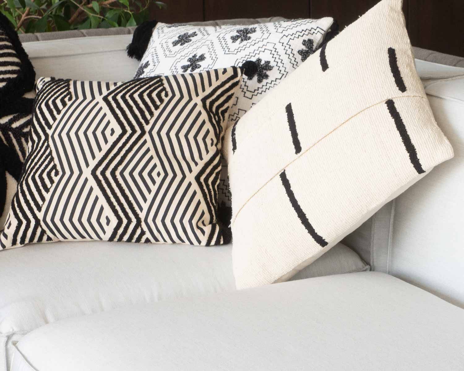 Coussin de canapé blanc cassé et noir "Chart" motif graphique
