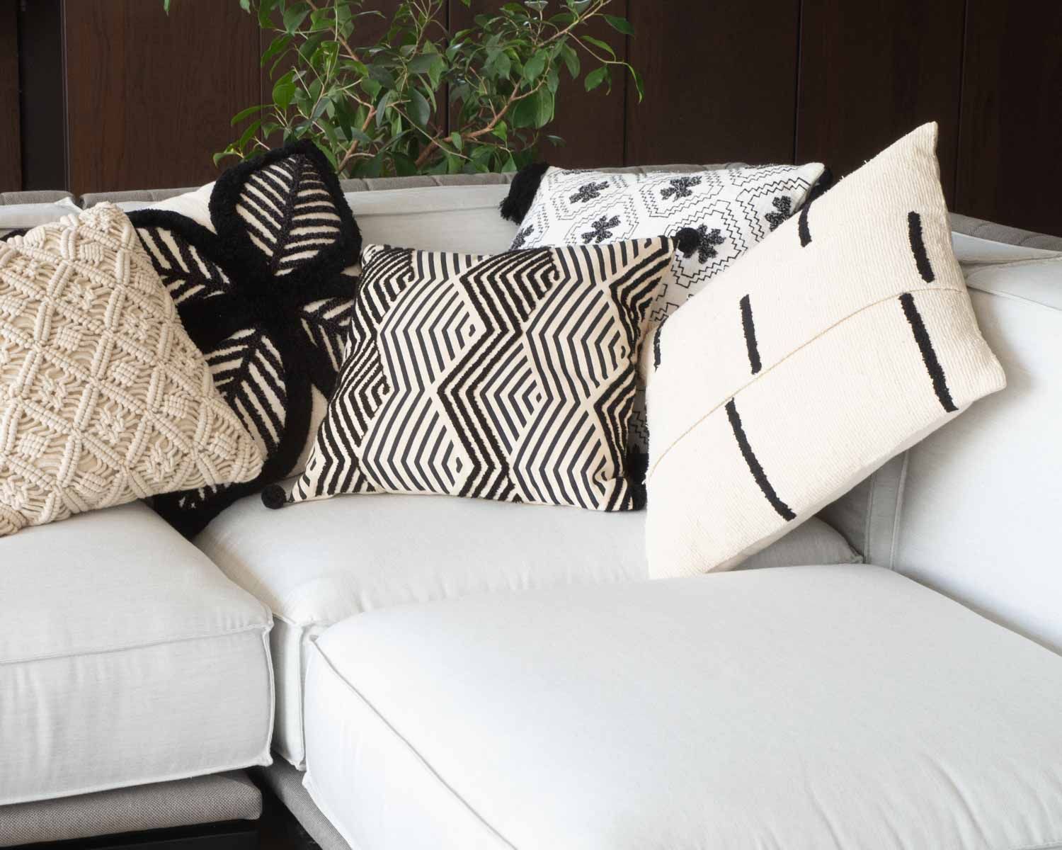 Coussin de canapé blanc cassé et noir "Chart" motif graphique