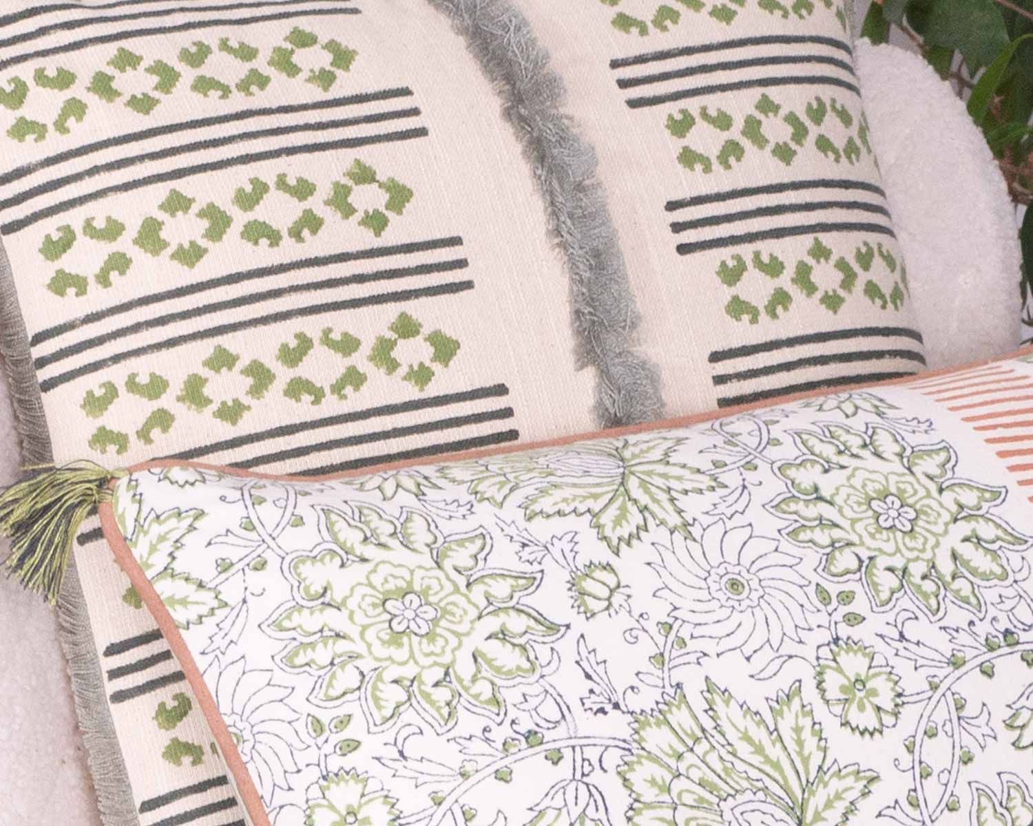 Coussin en tissu motif floral vert rose "Foreign" finition passepoil