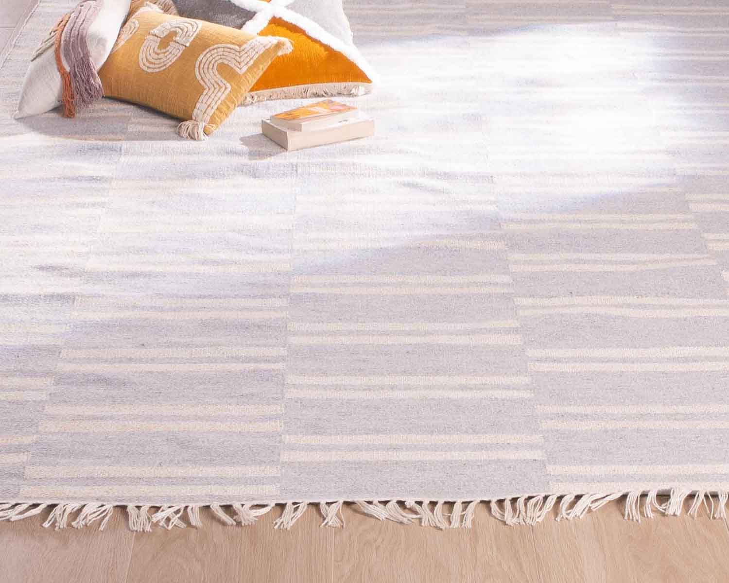 Tapis rayé bleu clair et crème "Ethnic" dimensions 120x180 cm