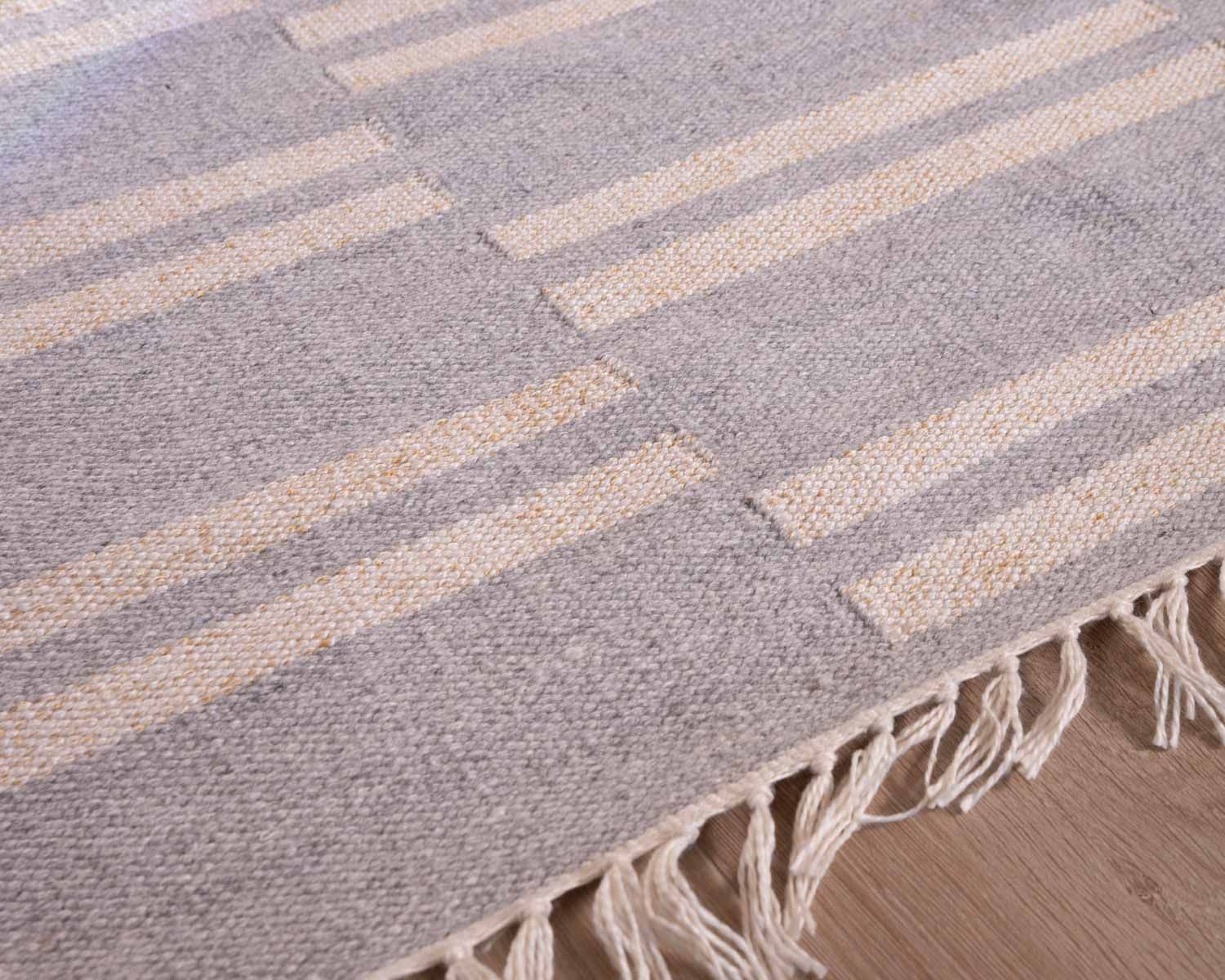 Tapis rayé bleu clair et crème "Ethnic" dimensions 120x180 cm