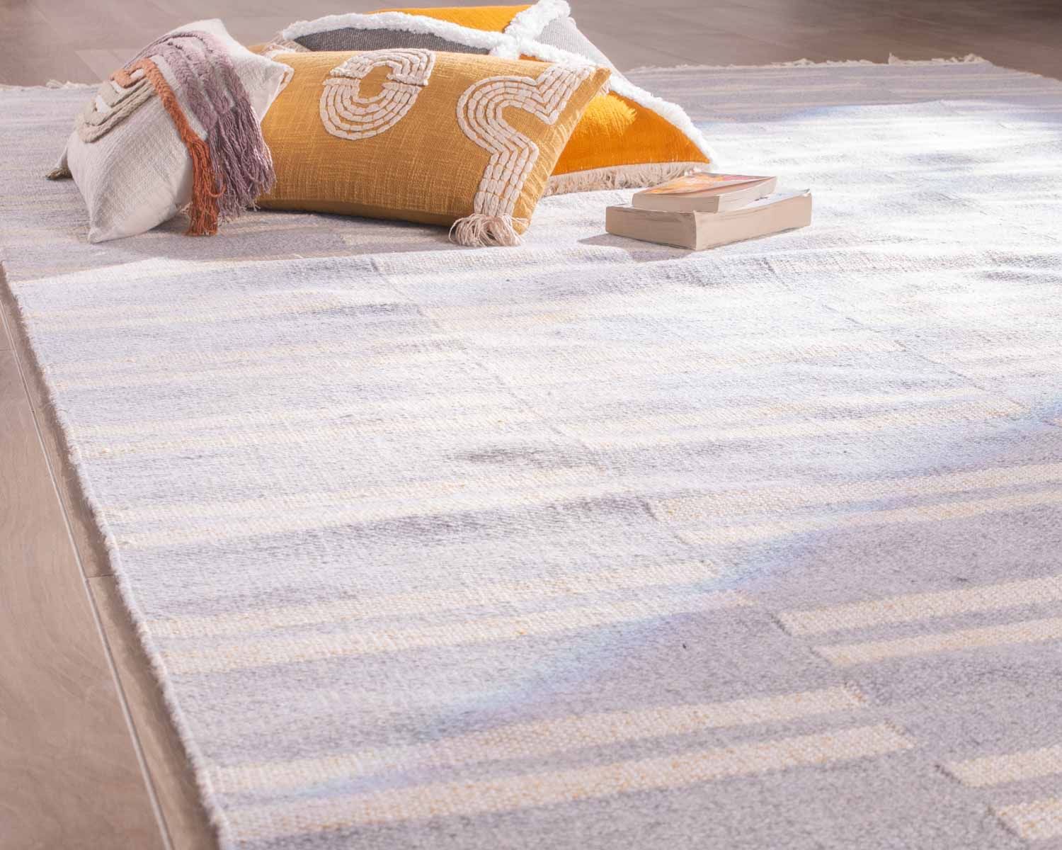 Tapis rayé bleu clair et crème "Ethnic" dimensions 120x180 cm