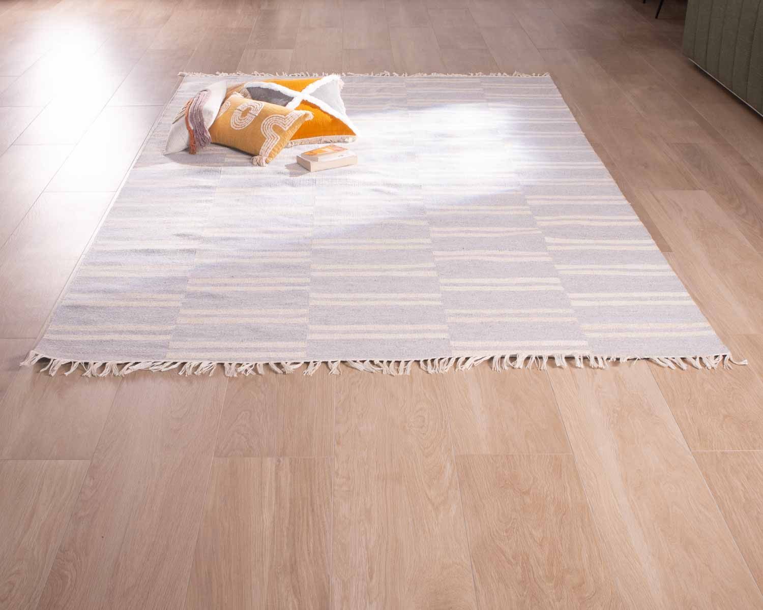 Tapis rayé bleu clair et crème "Ethnic" dimensions 120x180 cm