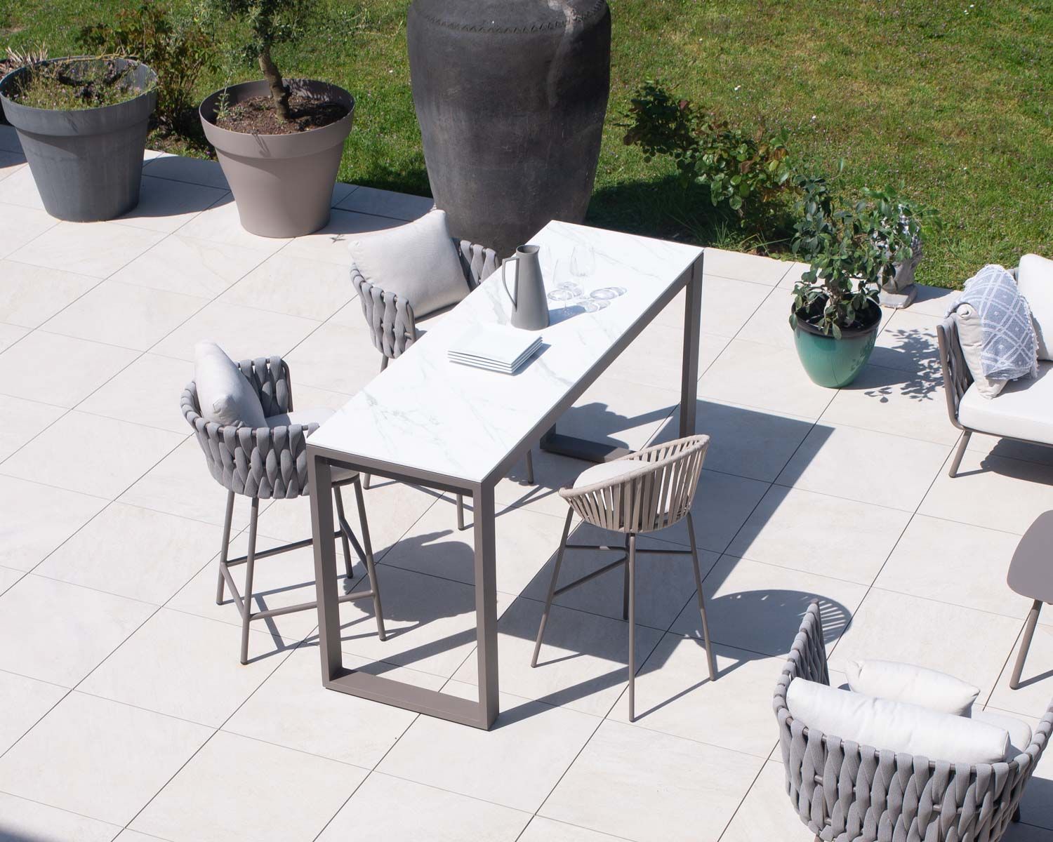 Table de bar 200 cm en aluminium gris avec plateau en céramique blanche "Chinon"