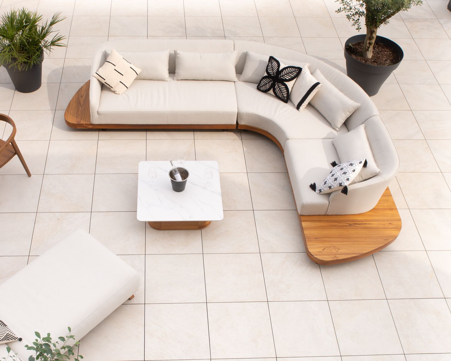 Table basse en céramique blanche et teck 90x90 cm "Haruku Island"