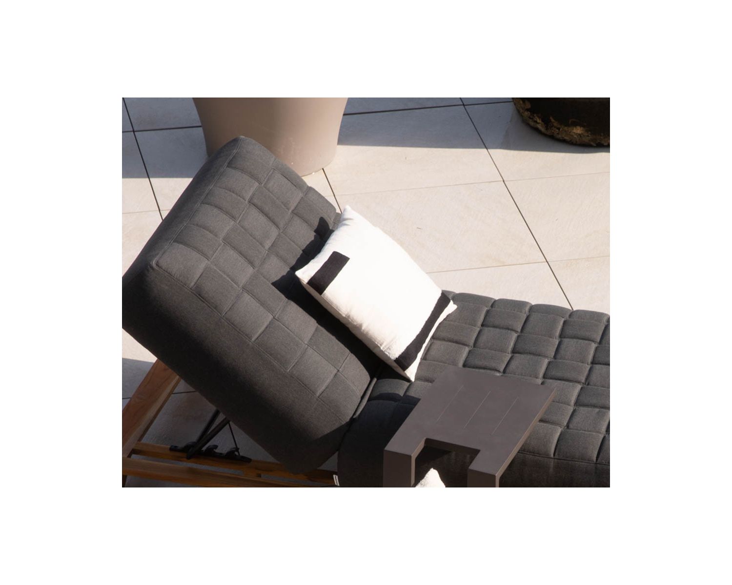 Coussin carré design en coton brodé blanc et noir "Chart" 45x45cm