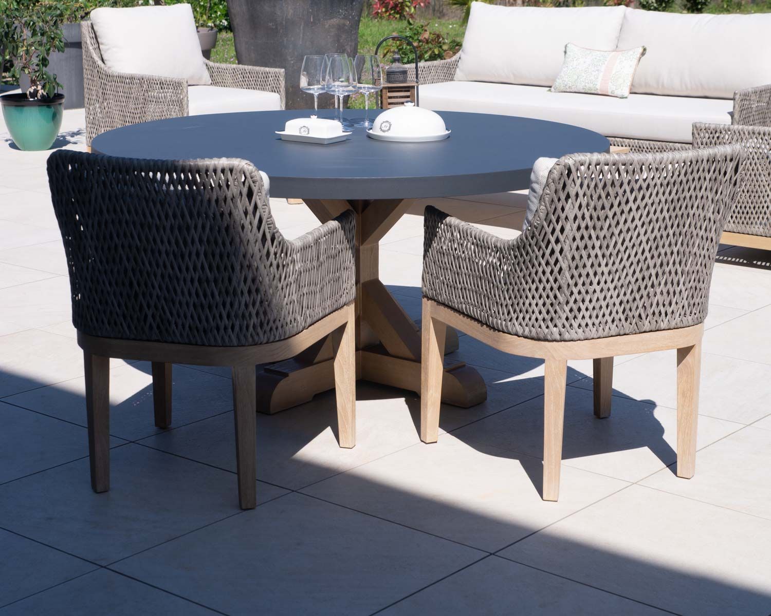Chaise d'extérieur haut de gamme tressée en teck et textile chiné "Porticcio"