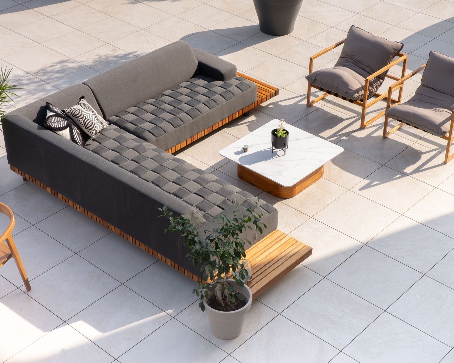 Canapé d'extérieur retour droit matelassé gris foncé et teck "Lombok"