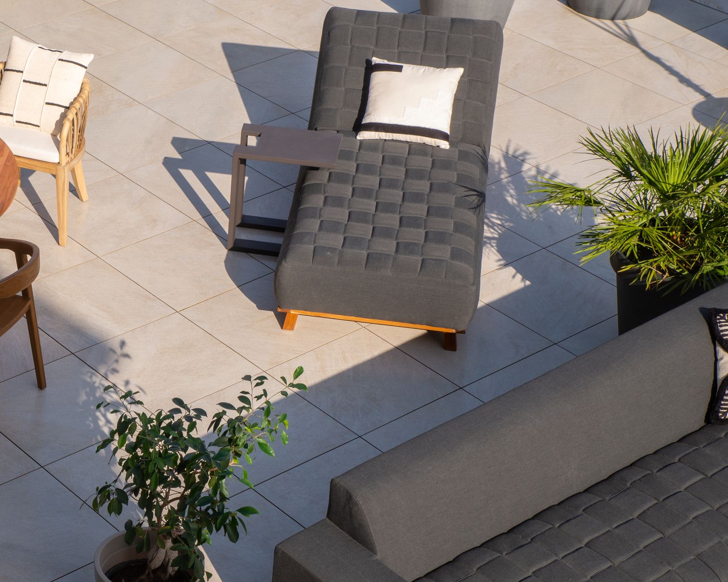 Bain de soleil design tissu Sunbrella gris foncé et teck "Lombok"