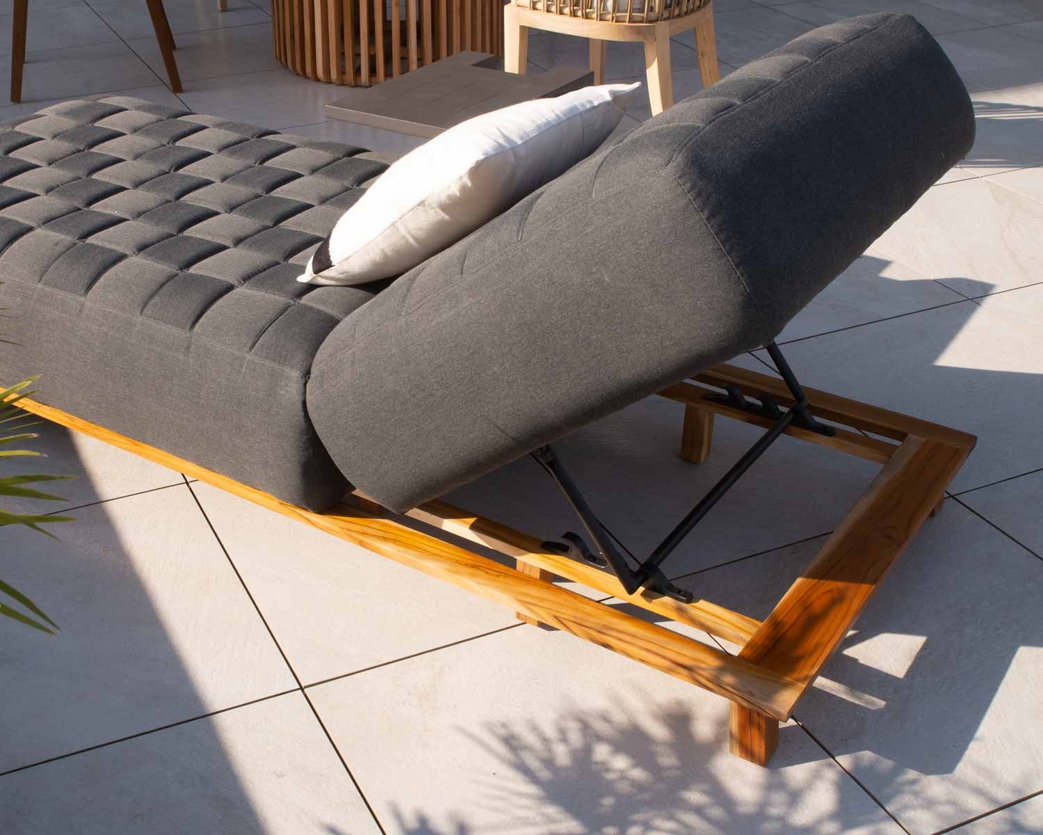 Bain de soleil design tissu Sunbrella gris foncé et teck "Lombok"