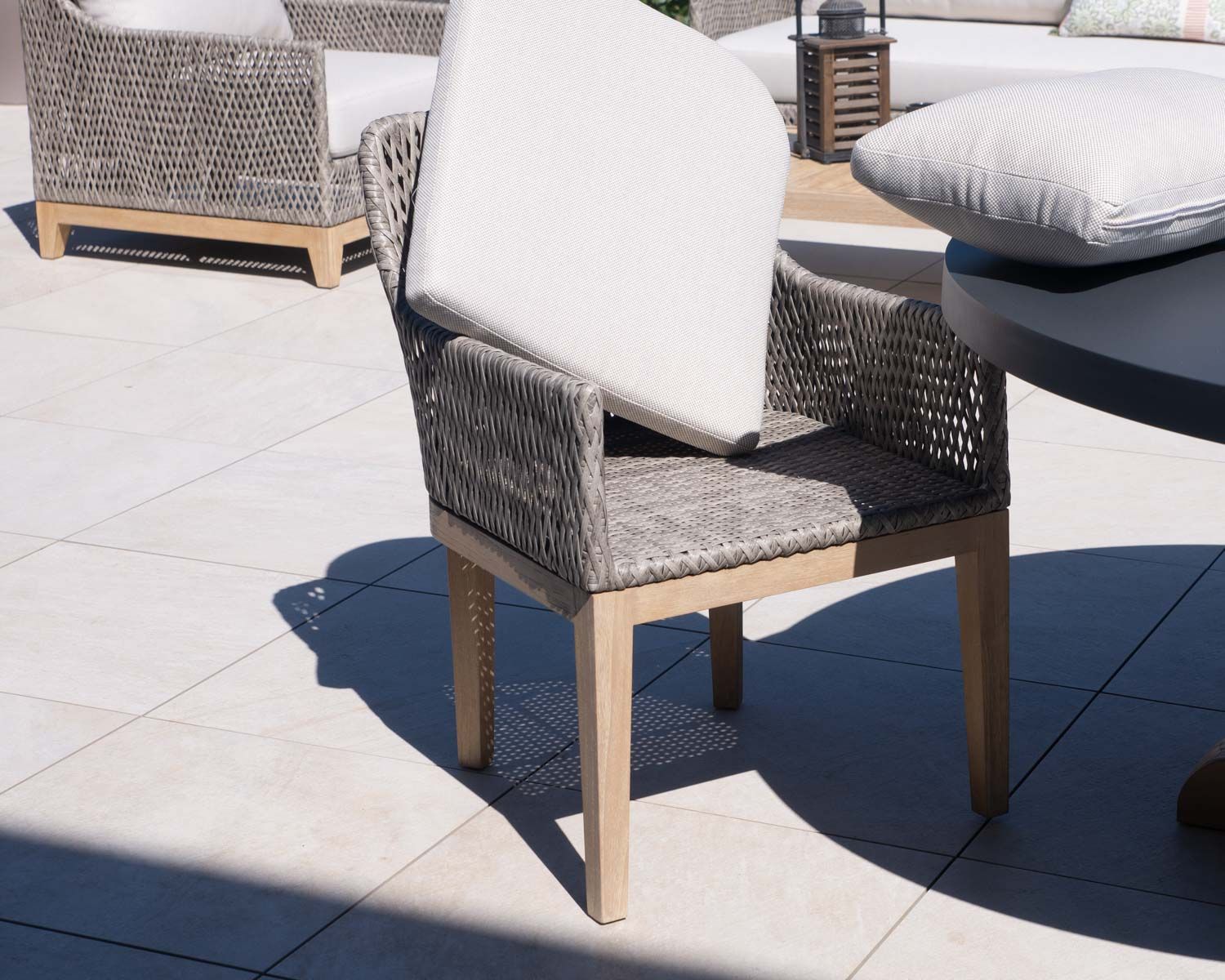 Chaise d'extérieur haut de gamme tressée en teck et textile chiné "Porticcio"