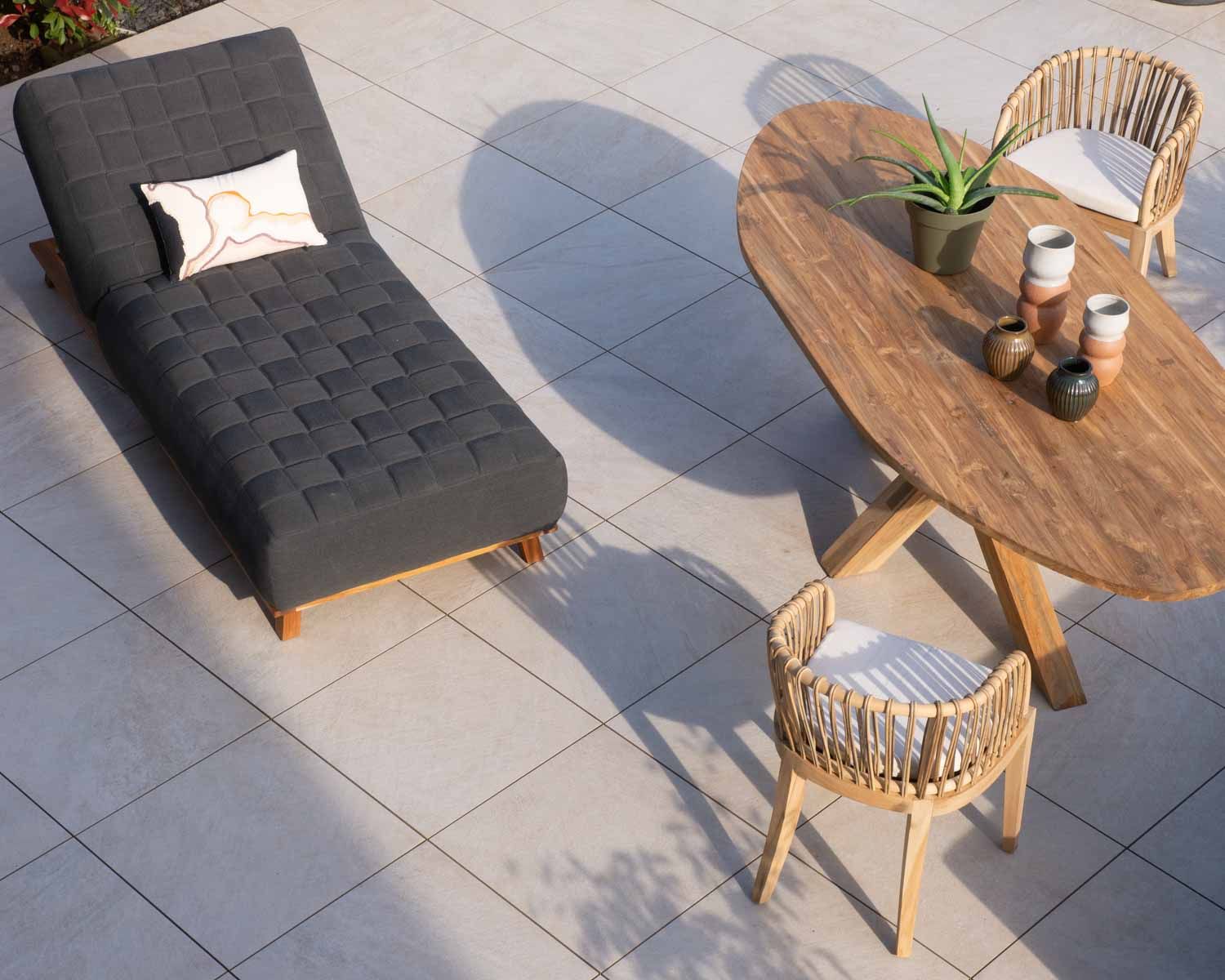 Bain de soleil design tissu Sunbrella gris foncé et teck "Lombok"