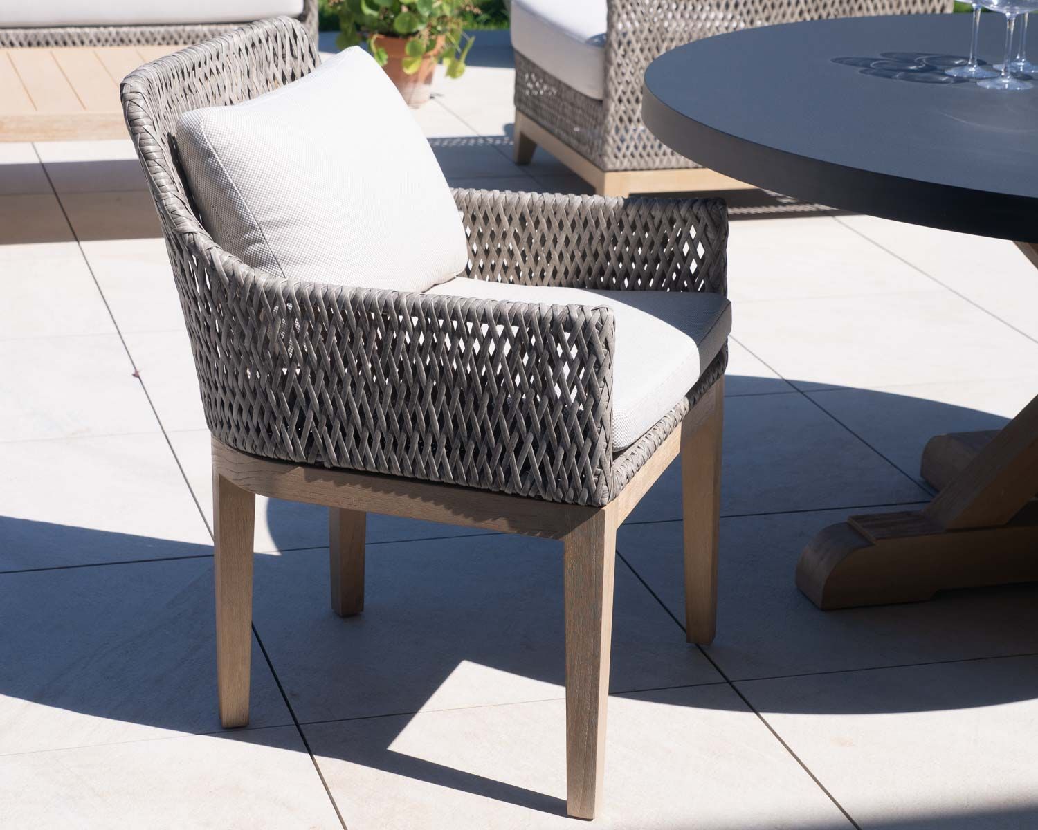 Chaise d'extérieur haut de gamme tressée en teck et textile chiné "Porticcio"