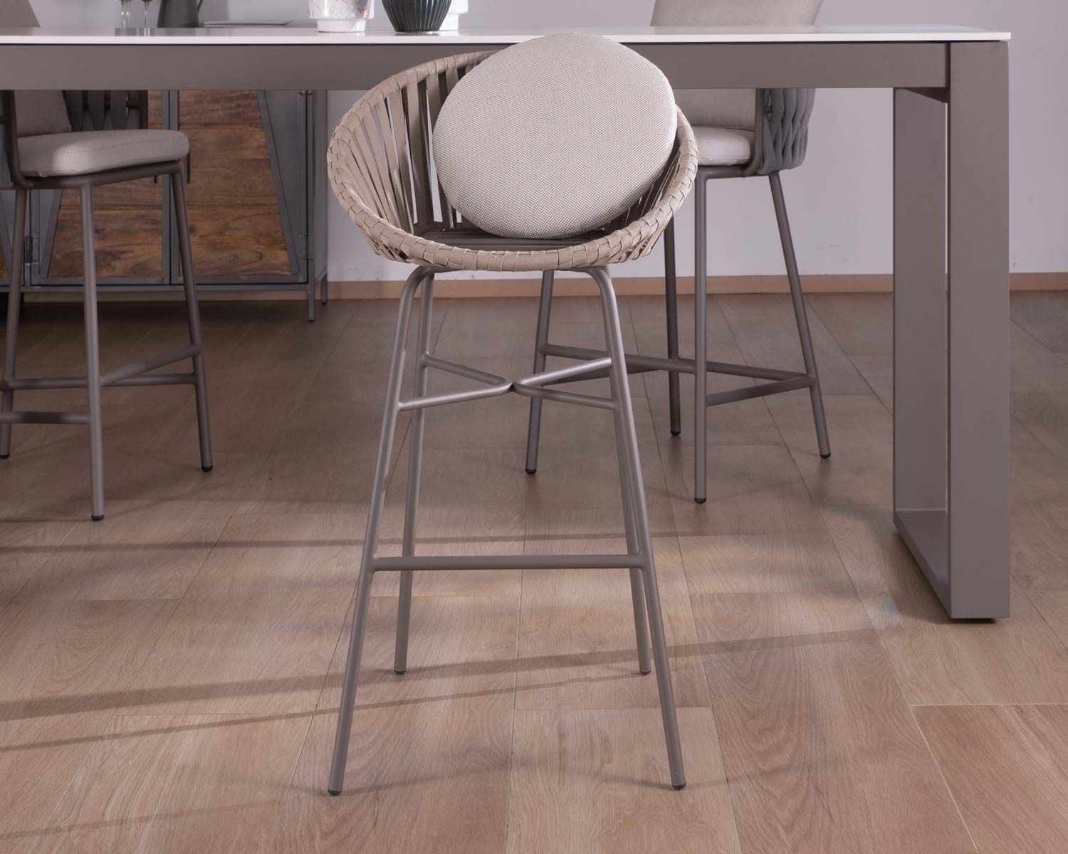 Chaise de bar d'extérieur en aluminium gris champagne et dossier en corde tendue