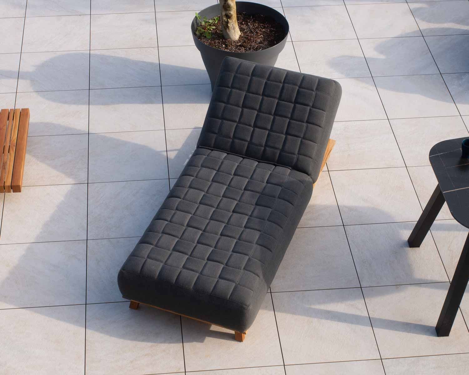 Bain de soleil design tissu Sunbrella gris foncé et teck "Lombok"