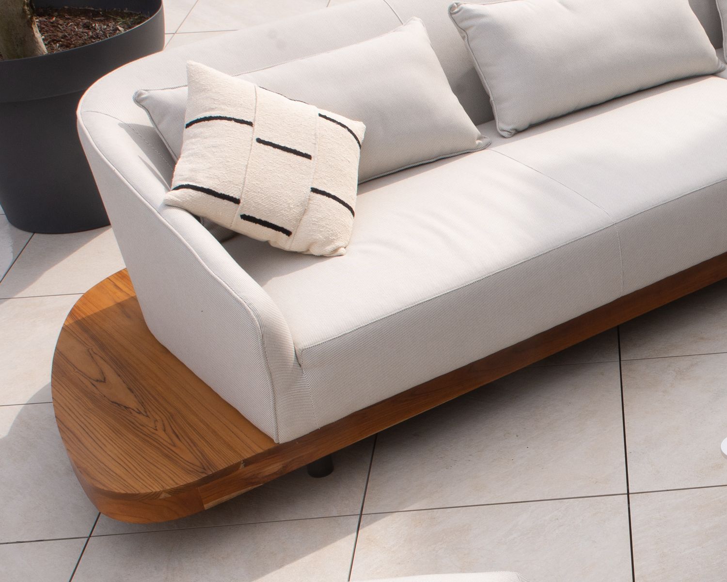 Canapé d'angle extérieur écru et teck "Haruku Island" retour droit