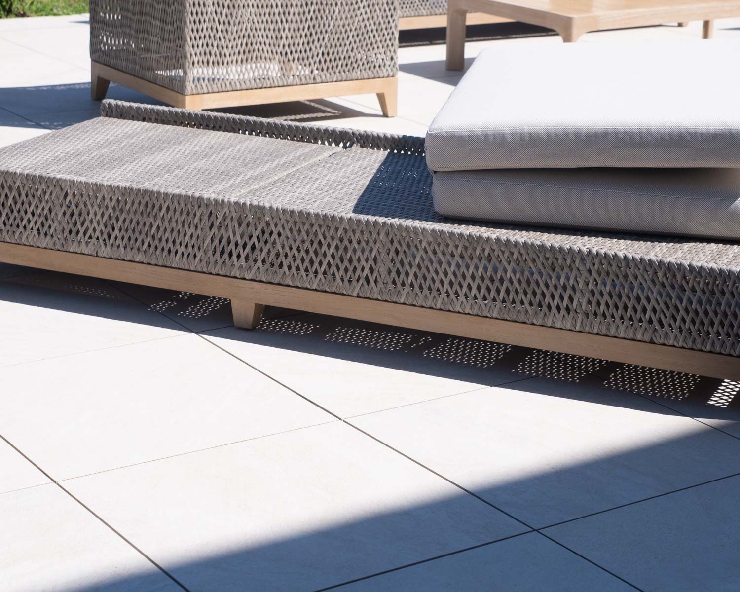 Chaise longue en teck et tissu écru chiné "Porticcio"