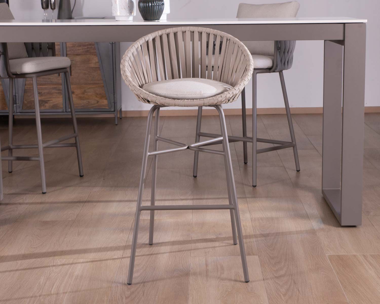 Chaise de bar d'extérieur en aluminium gris champagne et dossier en corde tendue