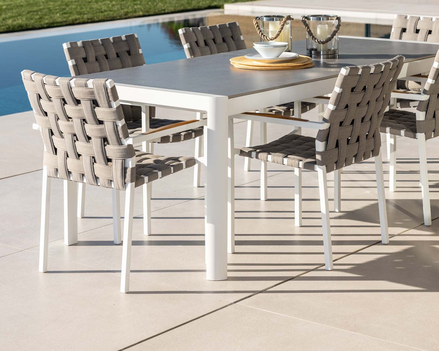 Lot de 2 chaises de repas élégantes pour extérieur tissu tressé taupe et aluminium blanc "Saint Tropez"