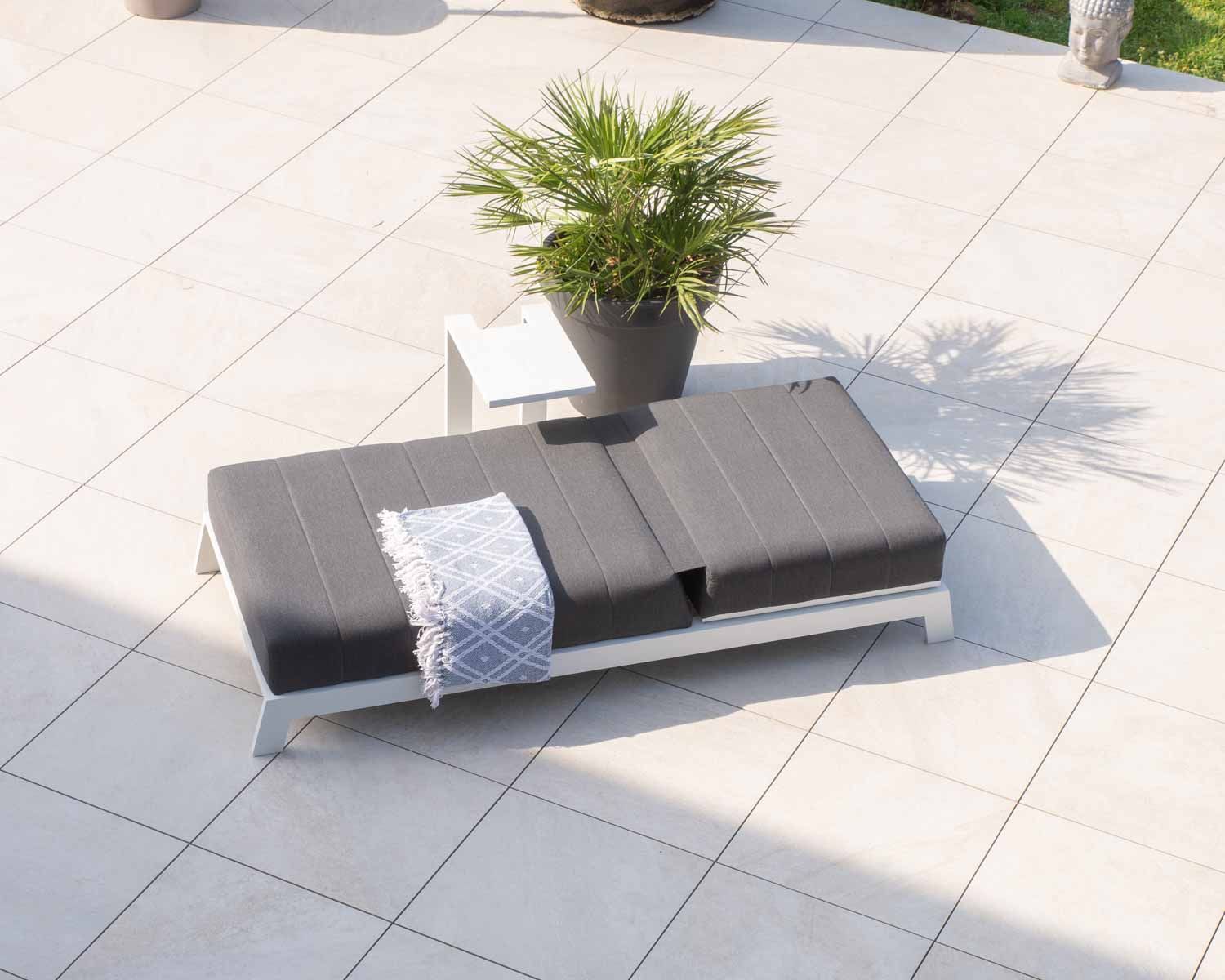 Chaise longue haut de gamme matelassée gris foncé alu blanc "Terrasse"