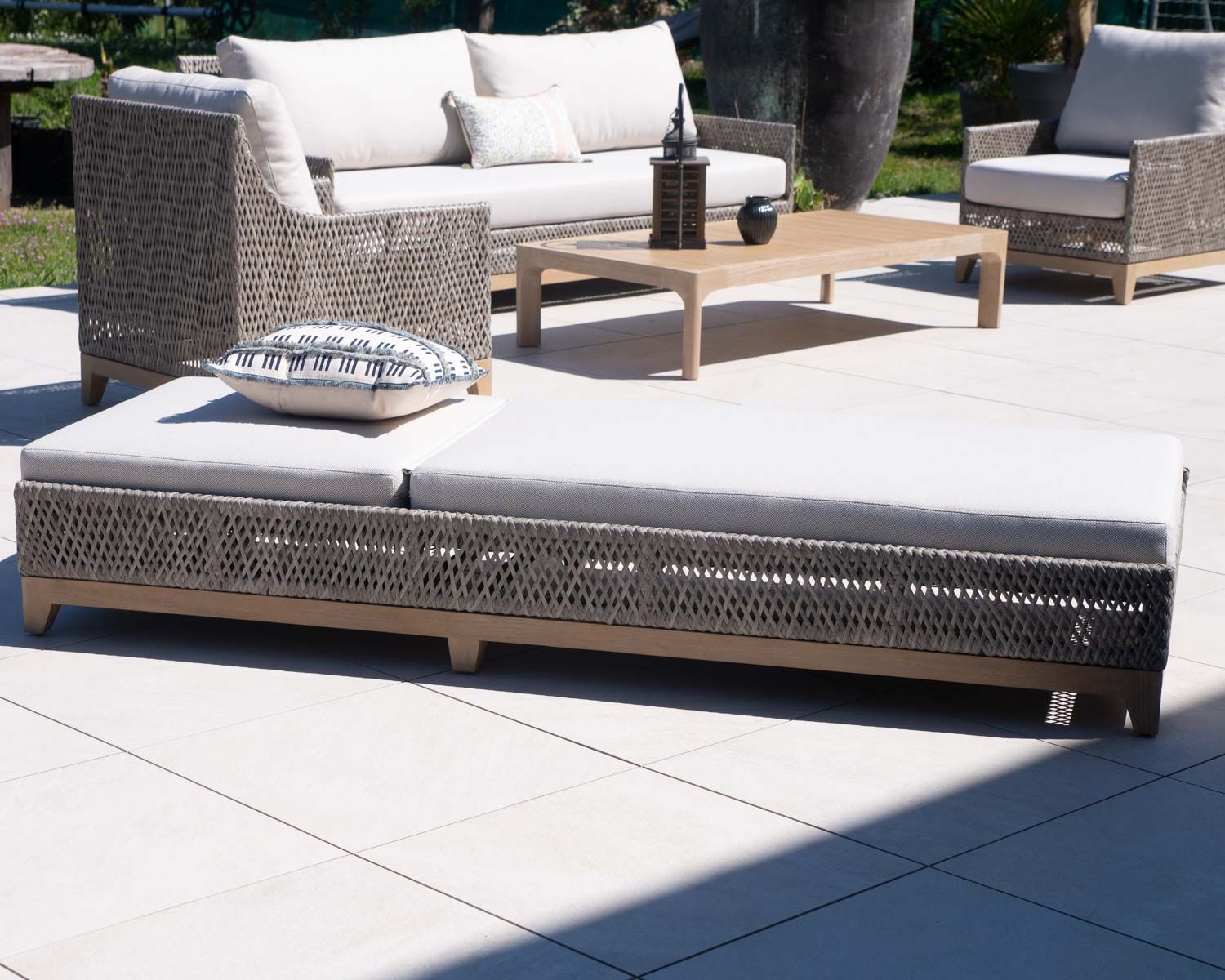 Chaise longue en teck et tissu écru chiné "Porticcio"
