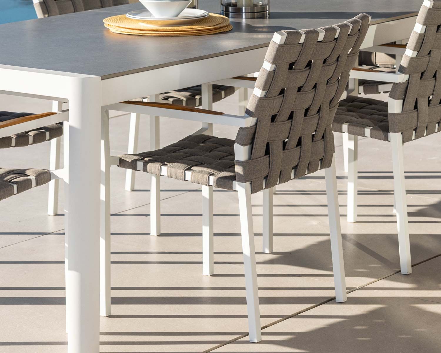 Lot de 2 chaises de repas élégantes pour extérieur tissu tressé taupe et aluminium blanc "Saint Tropez"