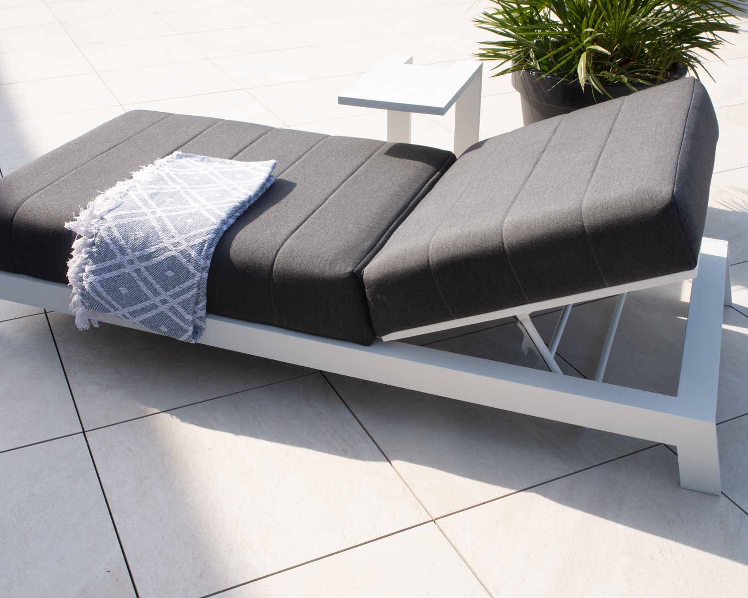 Chaise longue haut de gamme matelassée gris foncé alu blanc "Terrasse"