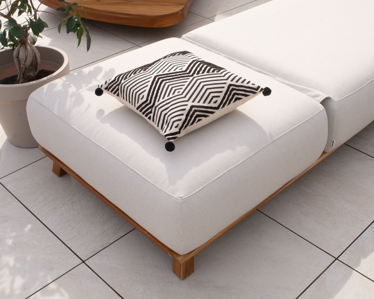 Chaise longue luxueuse teck et tissu écru sans surpiqure "Lombok"