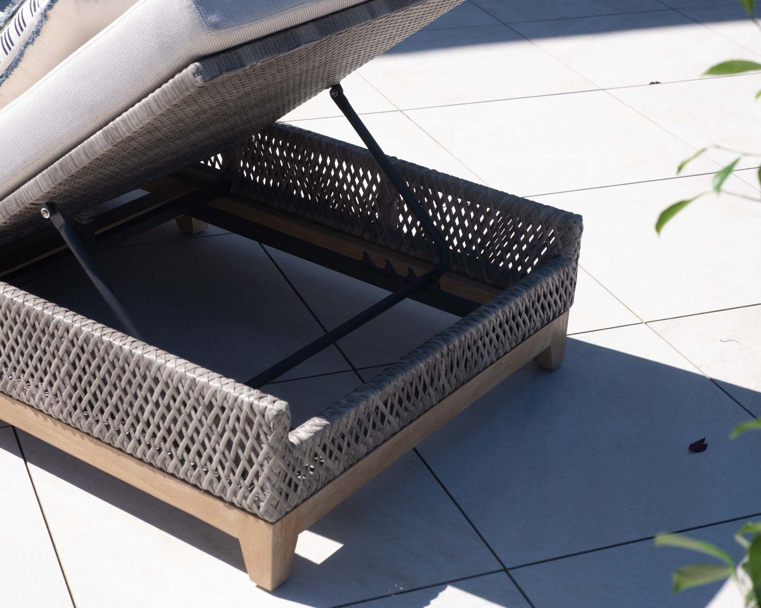 Chaise longue en teck et tissu écru chiné "Porticcio"