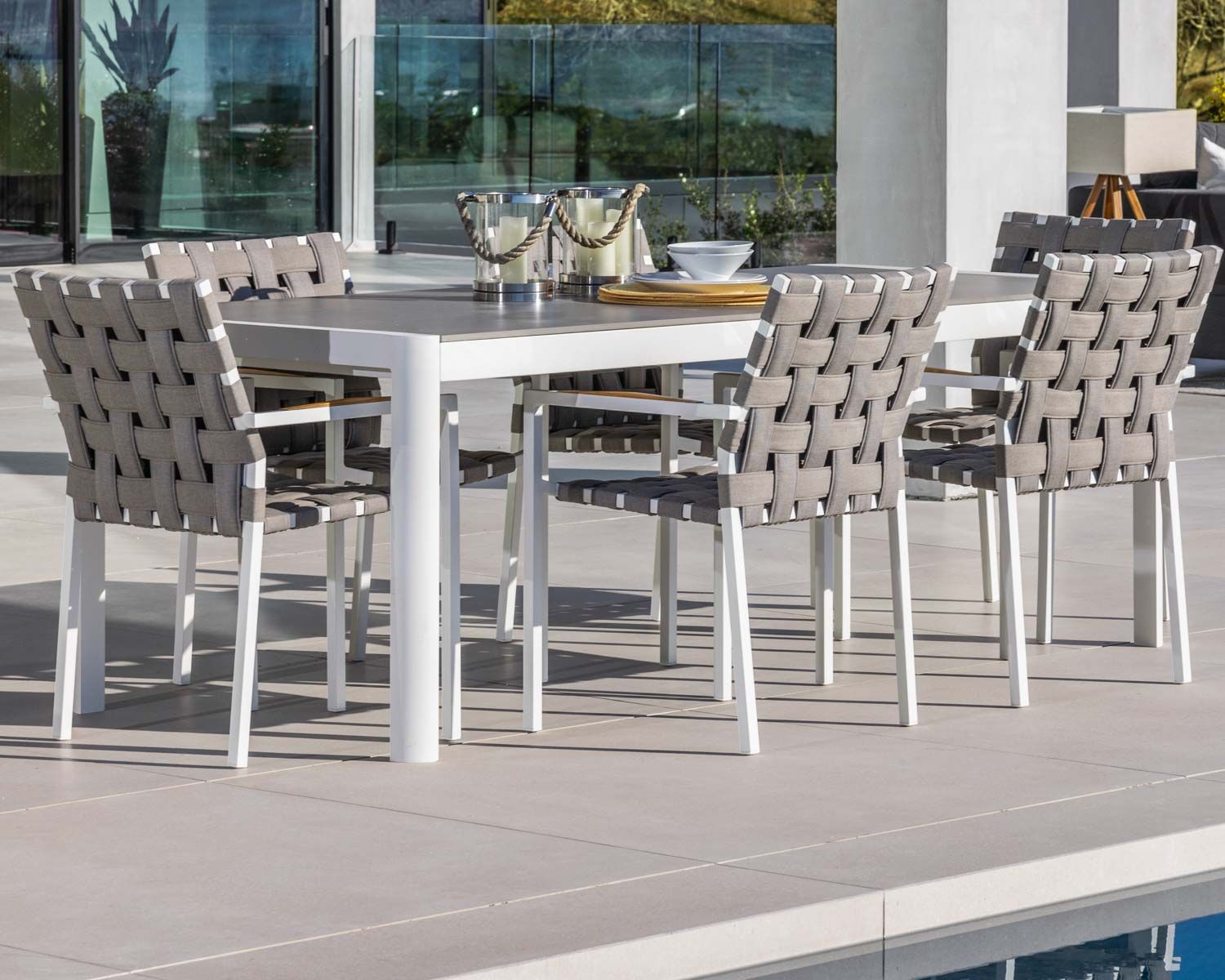 Lot de 2 chaises de repas élégantes pour extérieur tissu tressé taupe et aluminium blanc "Saint Tropez"