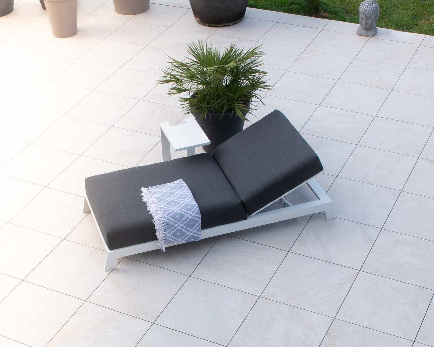 Chaise longue haut de gamme matelassée gris foncé alu blanc "Terrasse"