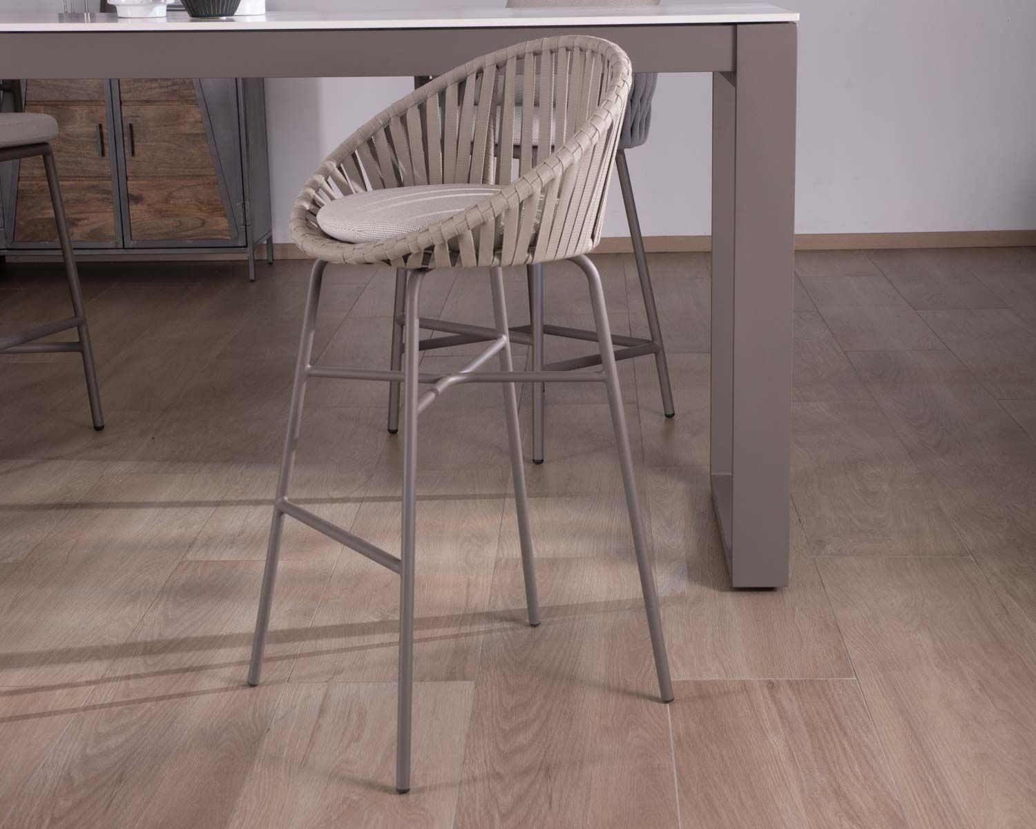 Chaise de bar d'extérieur en aluminium gris champagne et dossier en corde tendue