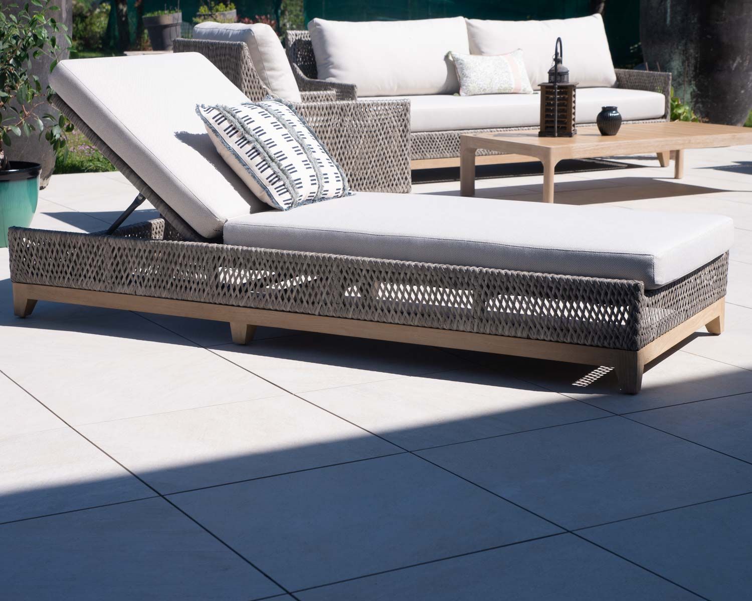 Chaise longue en teck et tissu écru chiné "Porticcio"