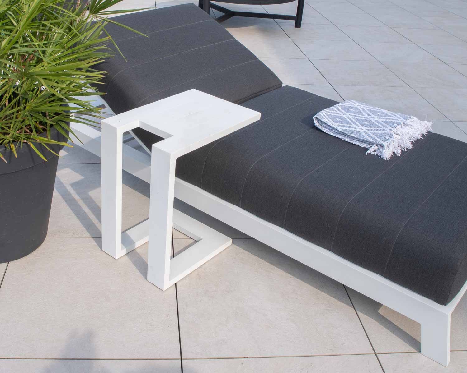Chaise longue haut de gamme matelassée gris foncé alu blanc "Terrasse"