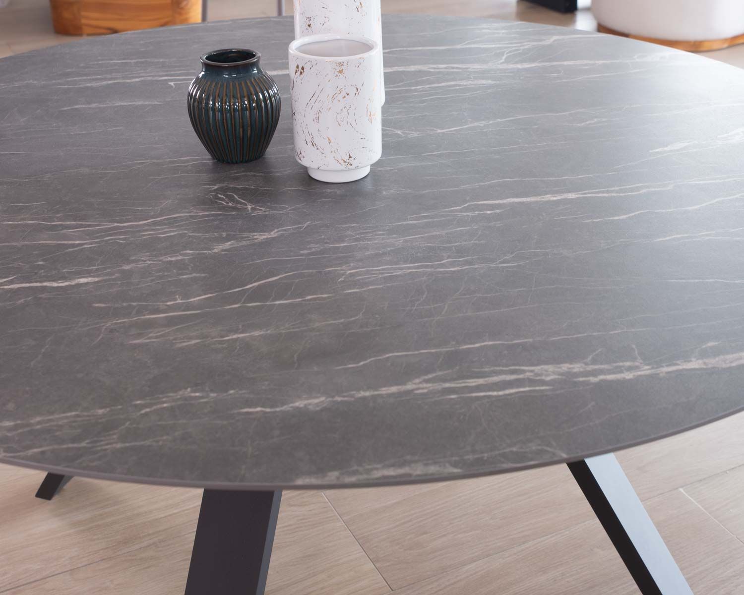 Table ronde noire en céramique et aluminium "Chinon" 160 cm