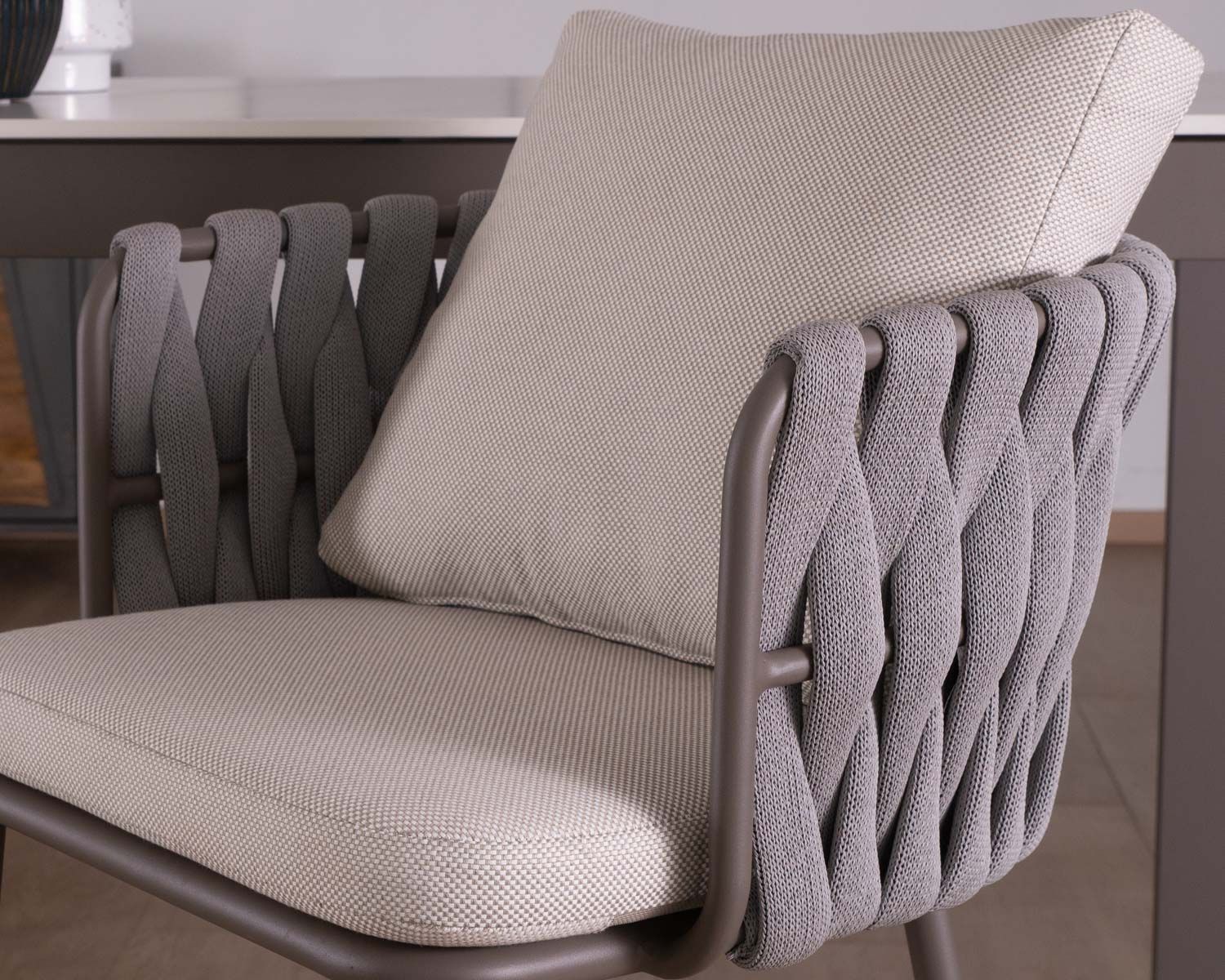 Chaise haute mi-hauteur pour îlot en tissu gris tressé et pieds aluminium "Chinon" assise 67 cm