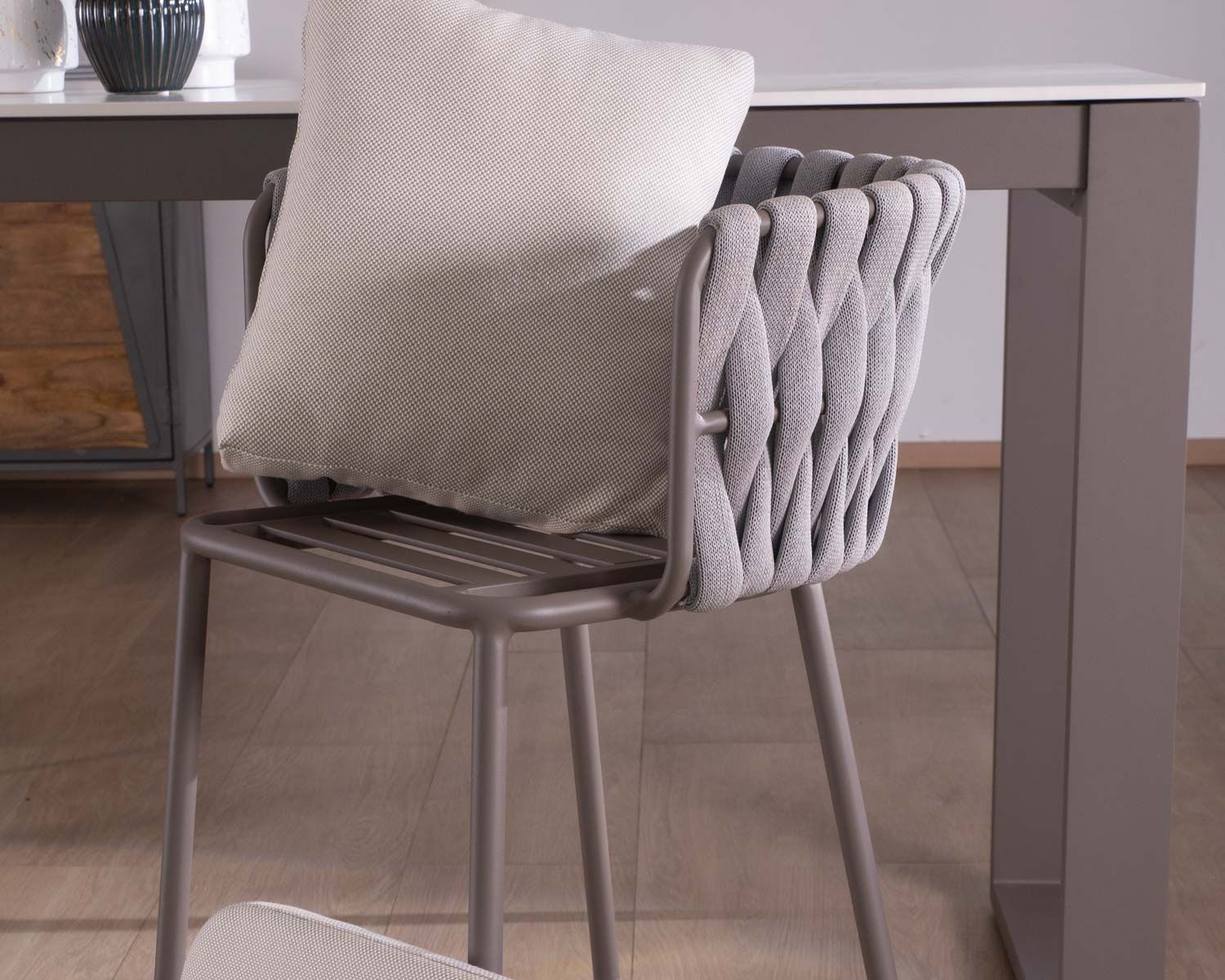 Chaise haute mi-hauteur pour îlot en tissu gris tressé et pieds aluminium "Chinon" assise 67 cm