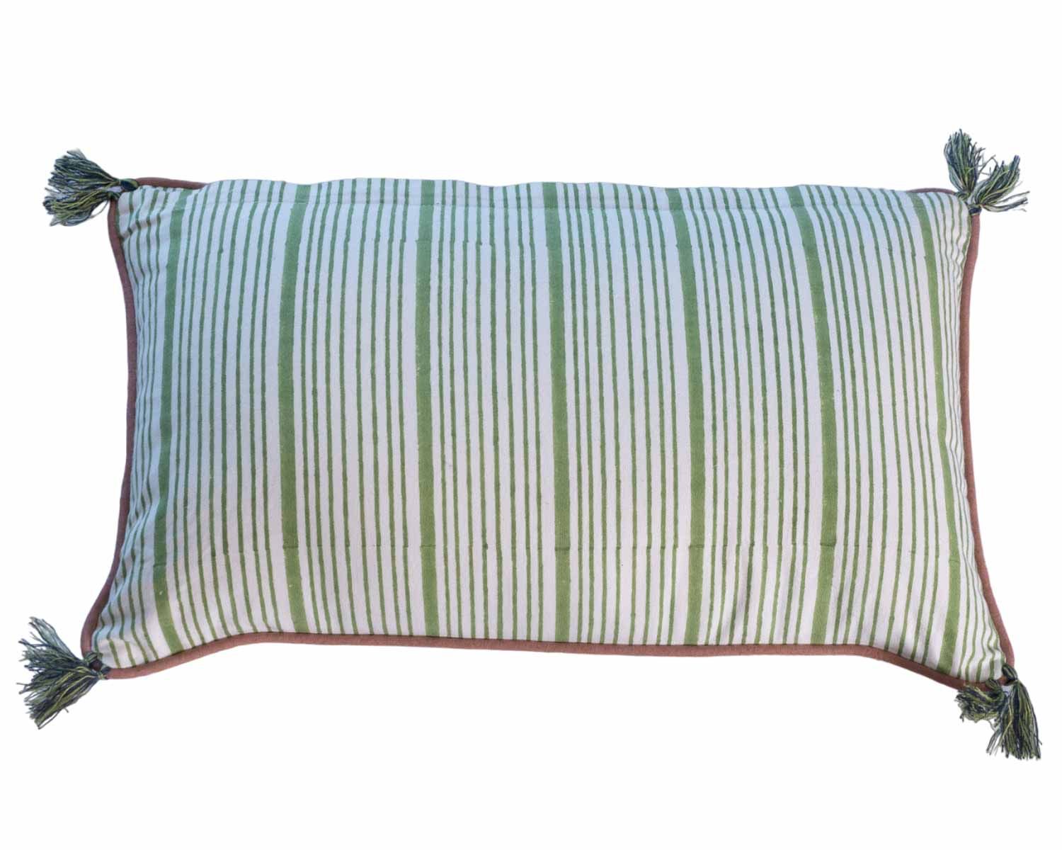 Coussin en tissu motif floral vert rose "Foreign" finition passepoil