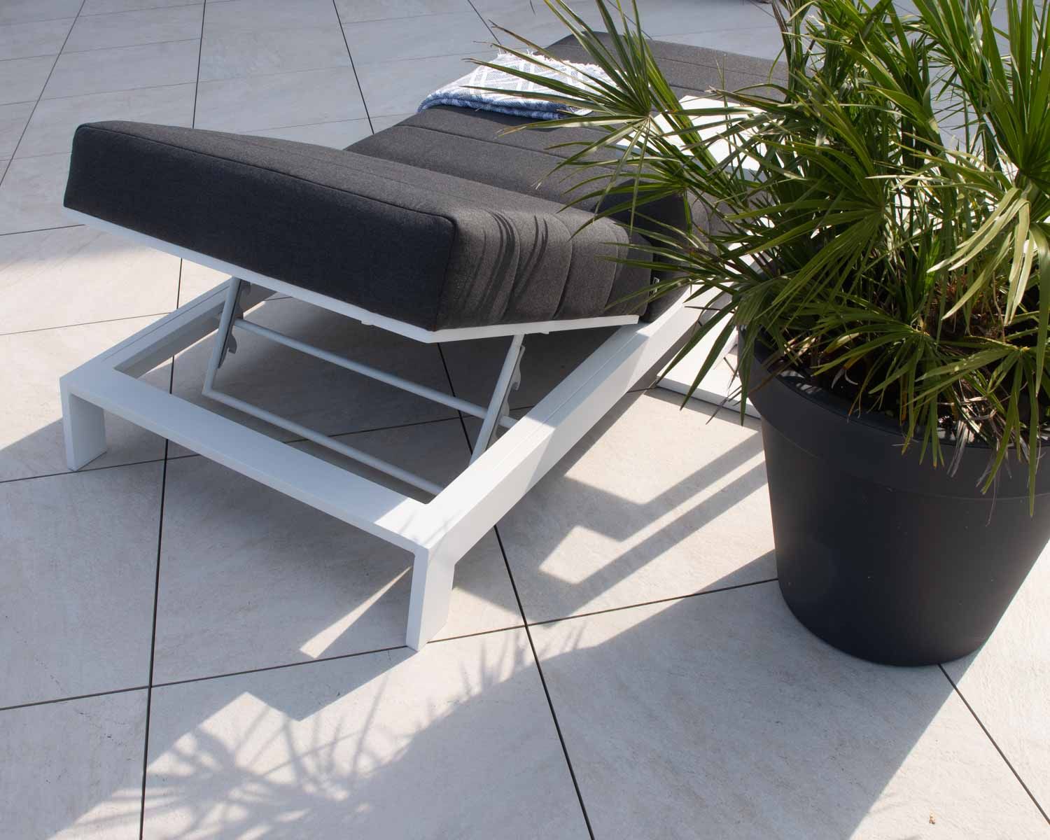 Chaise longue haut de gamme matelassée gris foncé alu blanc "Terrasse"