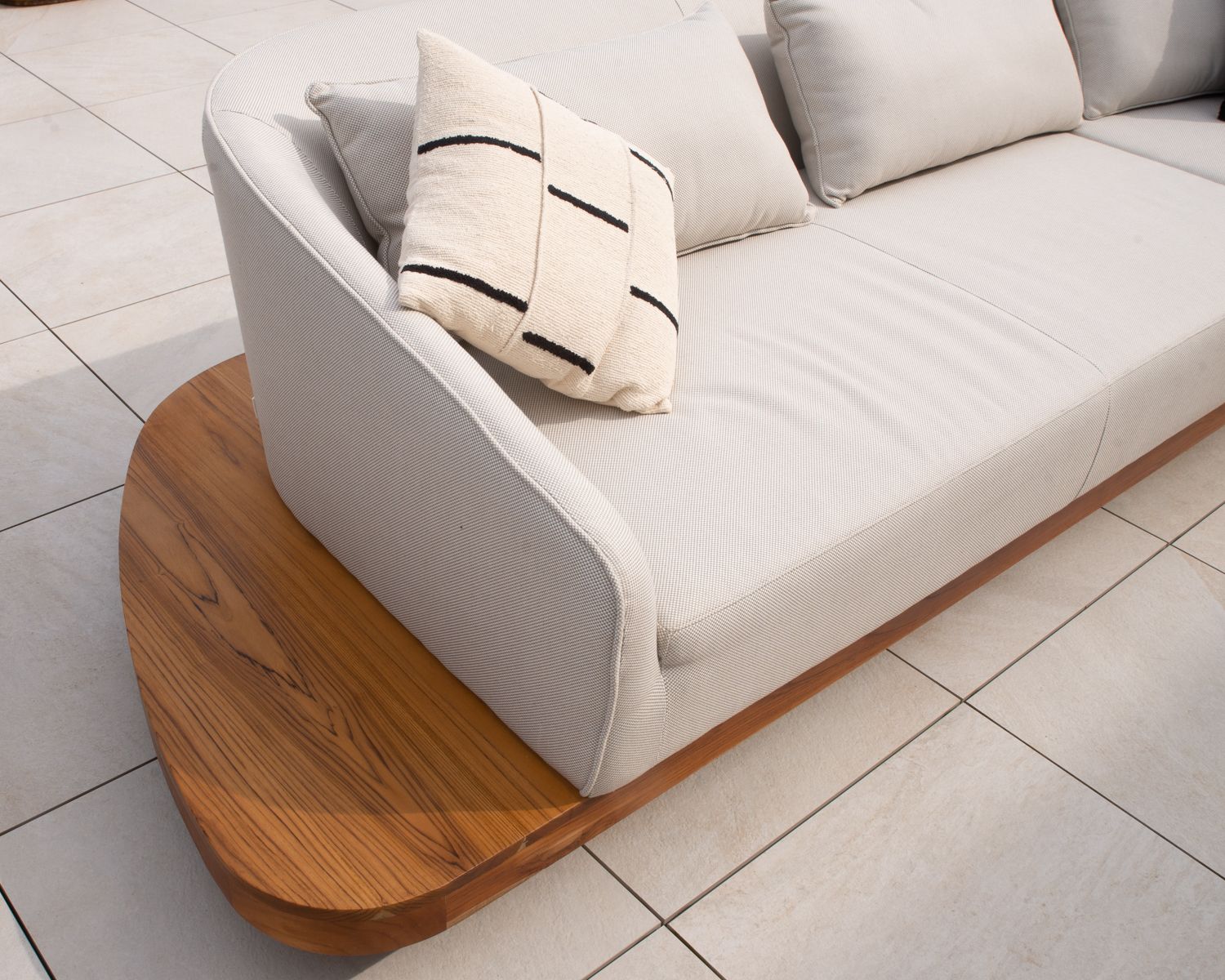 Coussin de canapé blanc cassé et noir "Chart" motif graphique