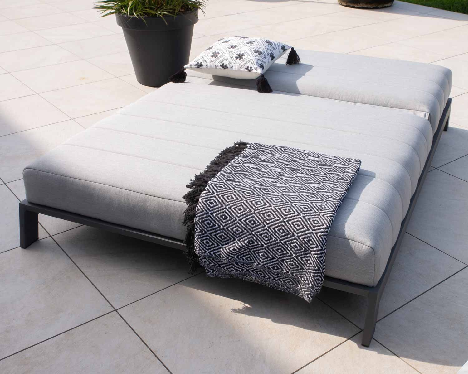 Bain de soleil double moderne et confortable gris clair "Terrasse" structure anthracite