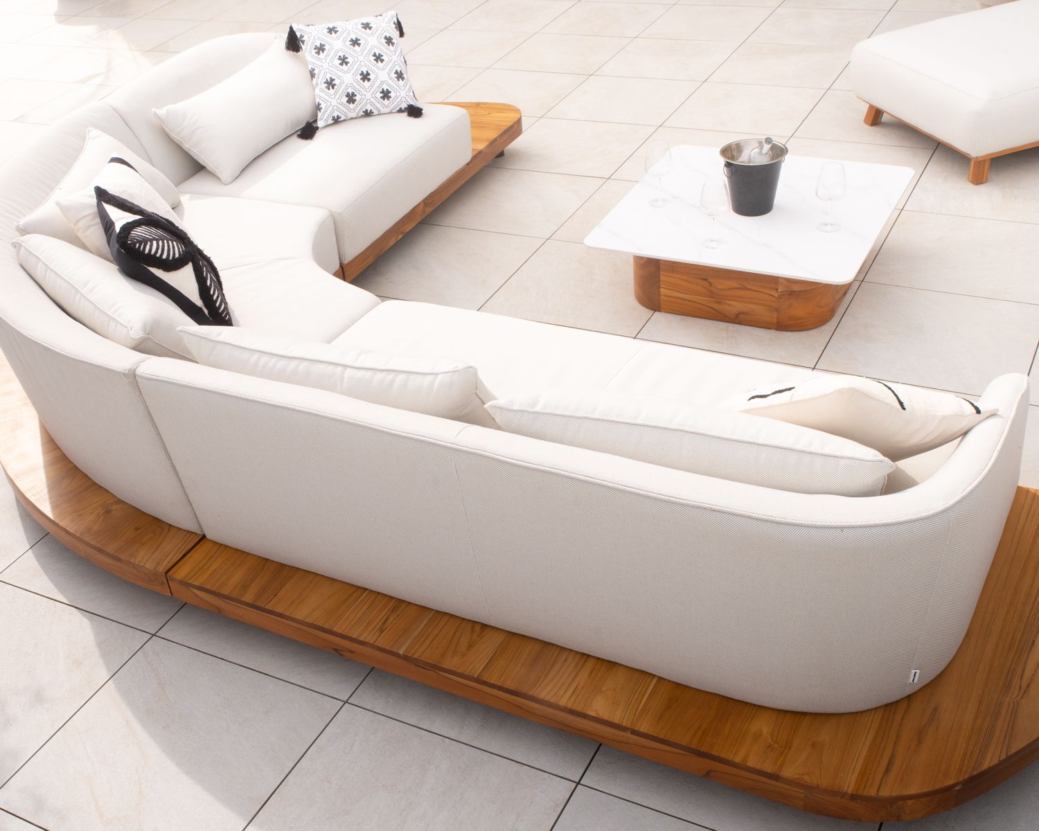 Canapé d'angle extérieur écru et teck "Haruku Island" retour droit