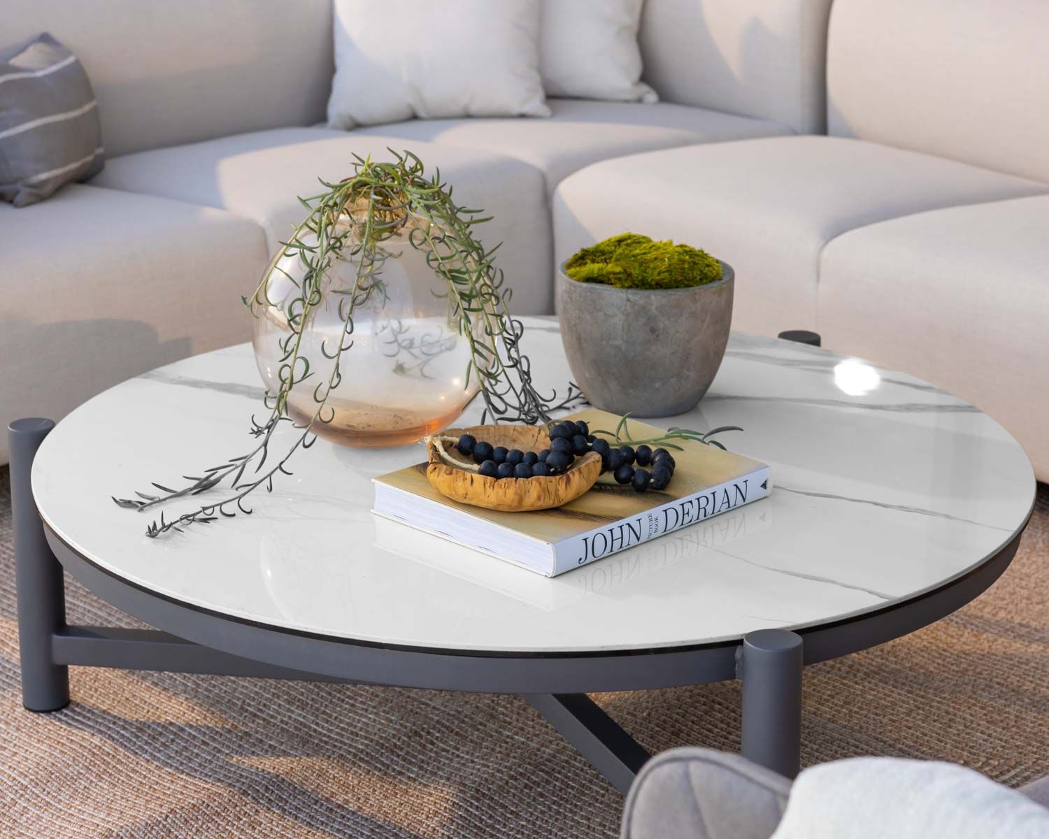 Table basse ronde en céramique et aluminium, diam. 126 "Sokha Beach"