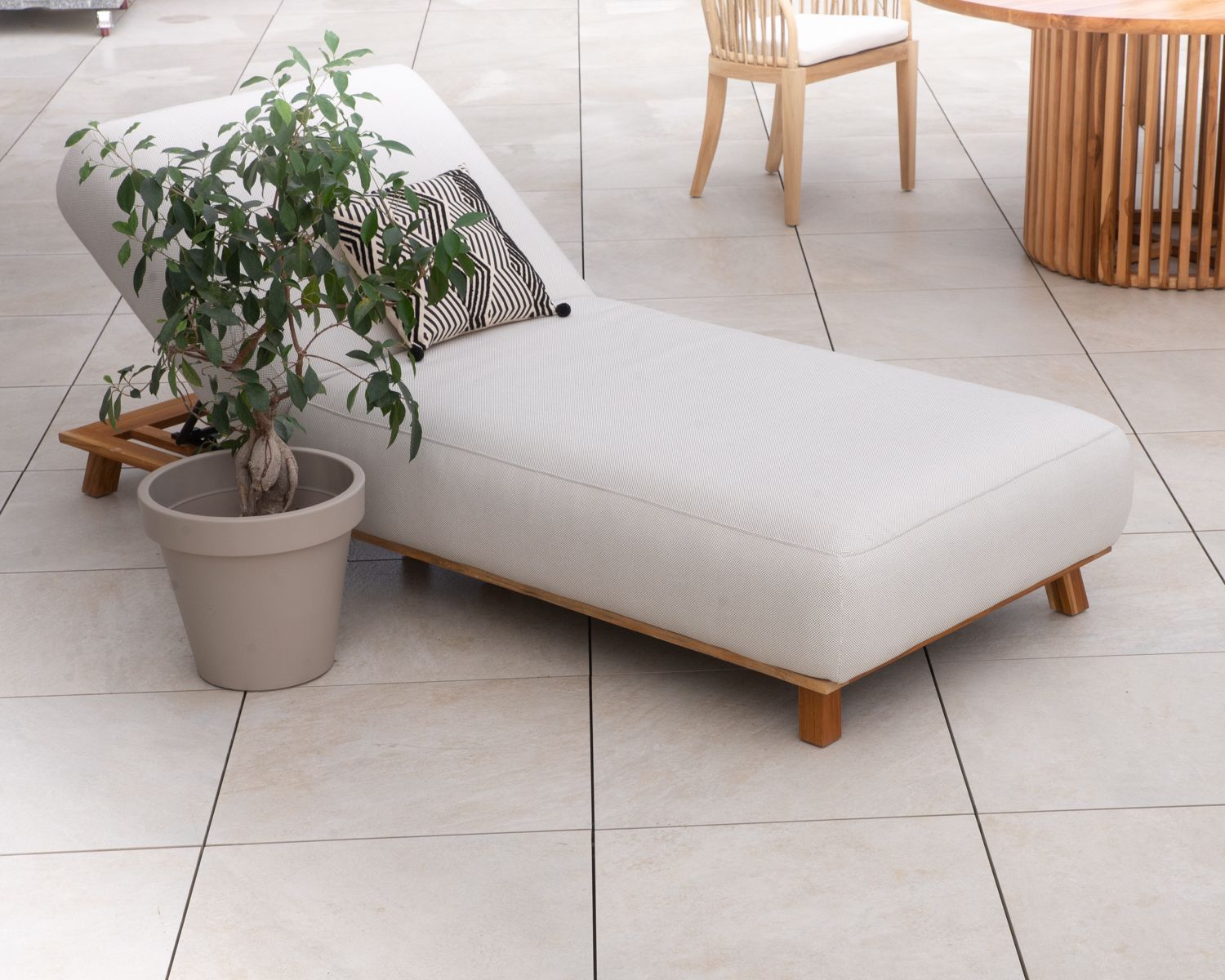 Chaise longue luxueuse teck et tissu écru sans surpiqure "Lombok"