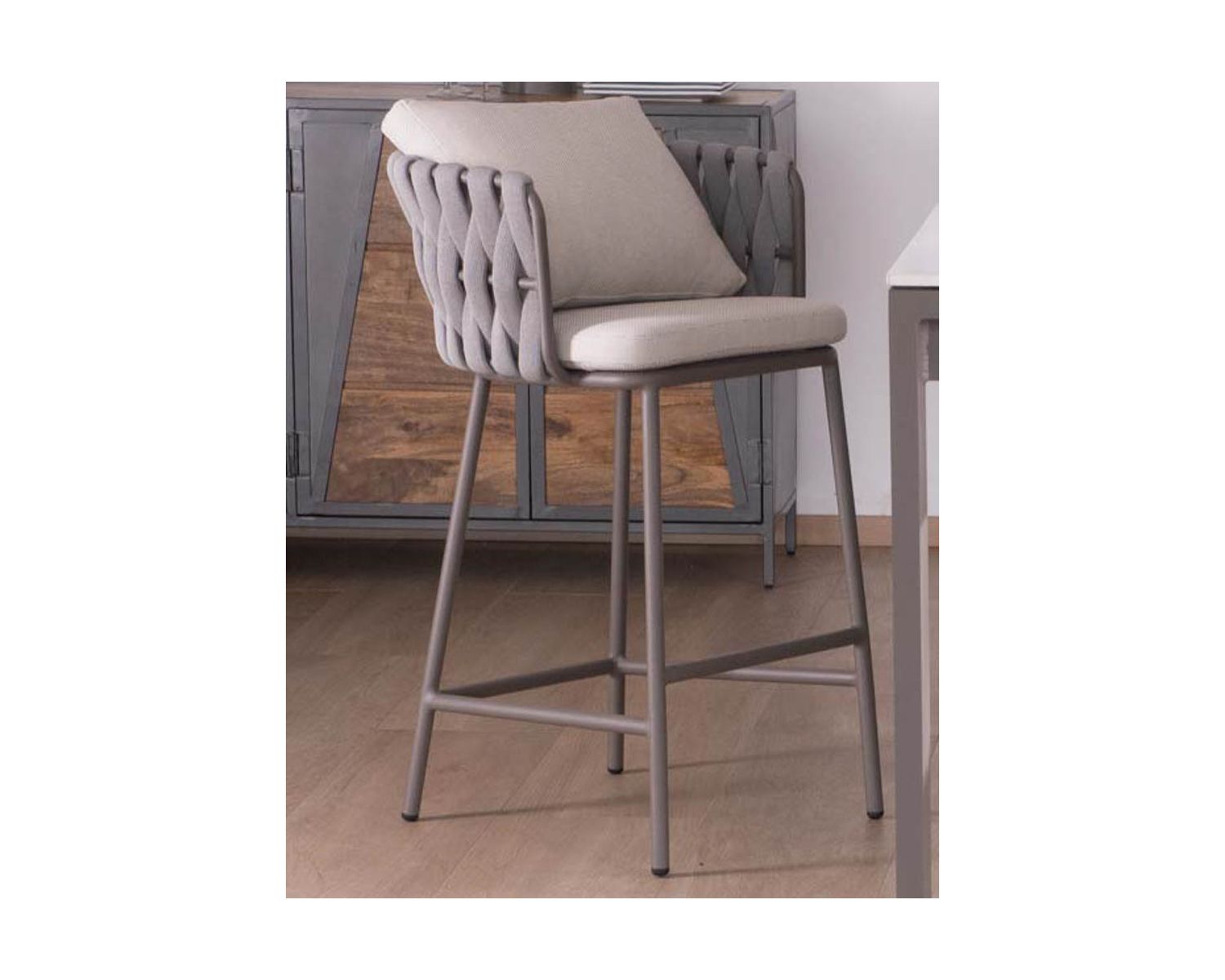 Chaise haute mi-hauteur pour îlot en tissu gris tressé et pieds aluminium "Chinon" assise 67 cm