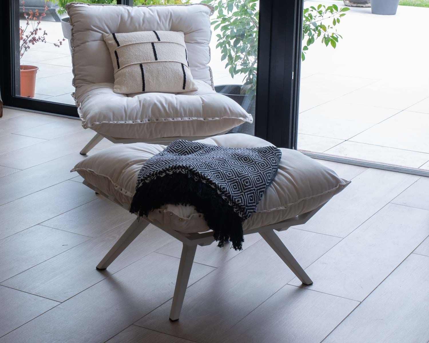 Fauteuil d'extérieur blanc avec repose-pieds modulaire structure aluminium blanche "Lisca"